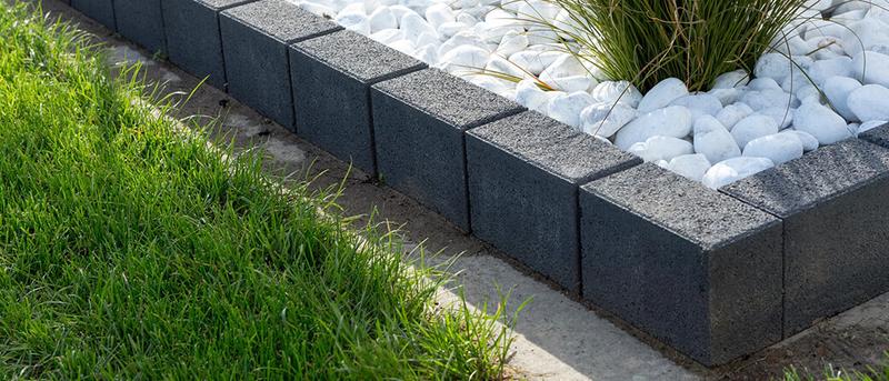 Jak skutecznie oddzielić trawnik od rabaty przy pomocy obrzeży trawnikowych?