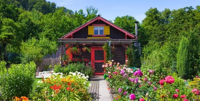 Ogród przed domem na wsi – jak zaaranżować przestrzeń, by zachwycała?