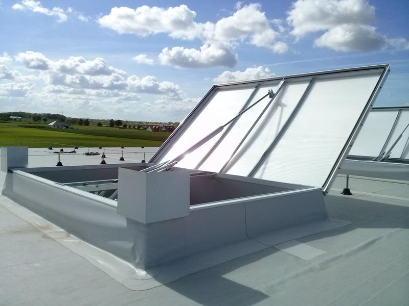 Klapy dymowe w budownictwie – klucz do bezpieczeństwa i komfortu użytkowania obiektów