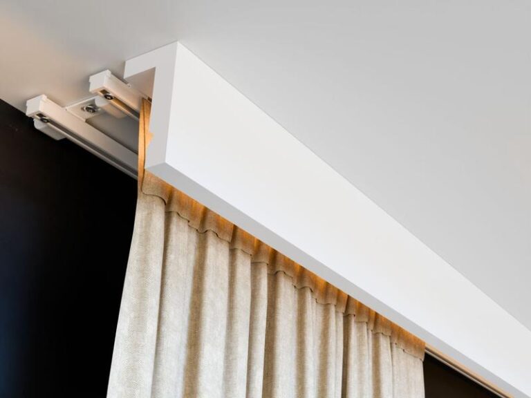 Praktyczny poradnik: Jak zamontować karnisz sufitowy krok po kroku