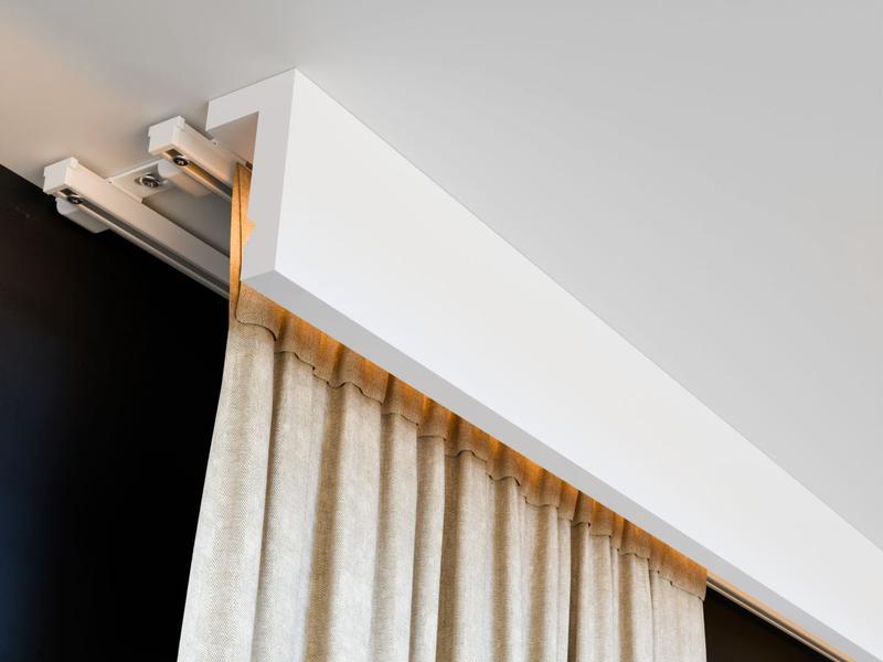Praktyczny poradnik: Jak zamontować karnisz sufitowy krok po kroku