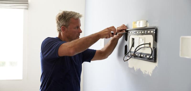 Montaż telewizora na ścianie