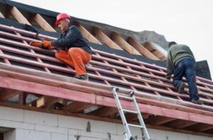 Czy warto stosować folie pod blachodachówkę na wiacie? Sprawdź zalety i wady!