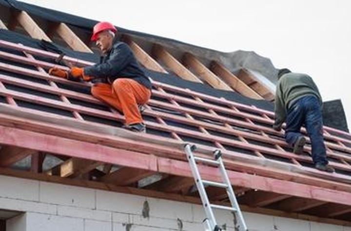 Czy warto stosować folie pod blachodachówkę na wiacie? Sprawdź zalety i wady!