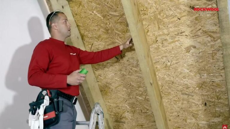 Jak szczelina wentylacyjna wpływa na efektywność pełnego deskowania?