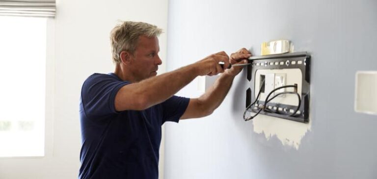 Zamontuj telewizor na ścianie: praktyczny poradnik krok po kroku