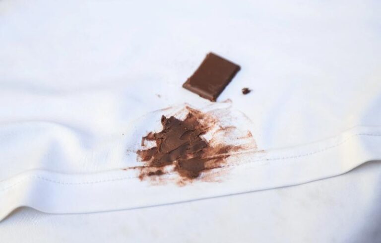 Skuteczne sposoby na usunięcie plam z czekolady z kanapy, ubrań i tapicerki