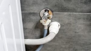 Jak prawidłowo zamontować syfon do pralki z kulką – poradnik krok po kroku